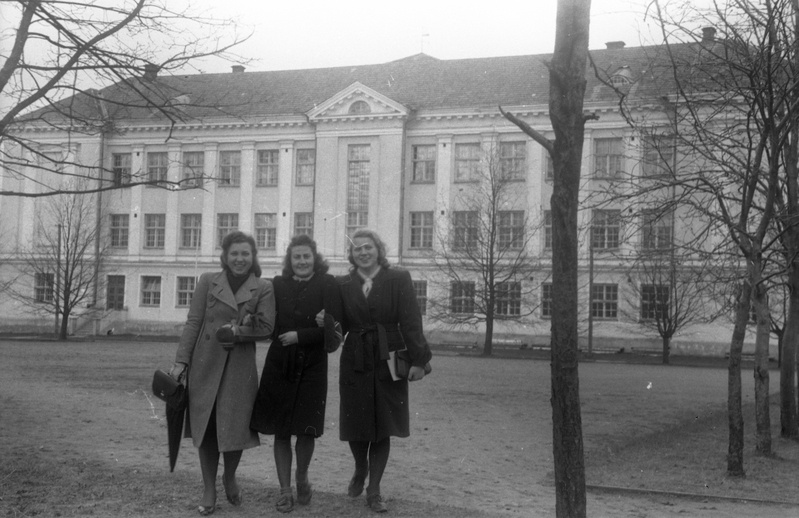 Kolm neiut (Vanemuise 46?) maja ees pargis