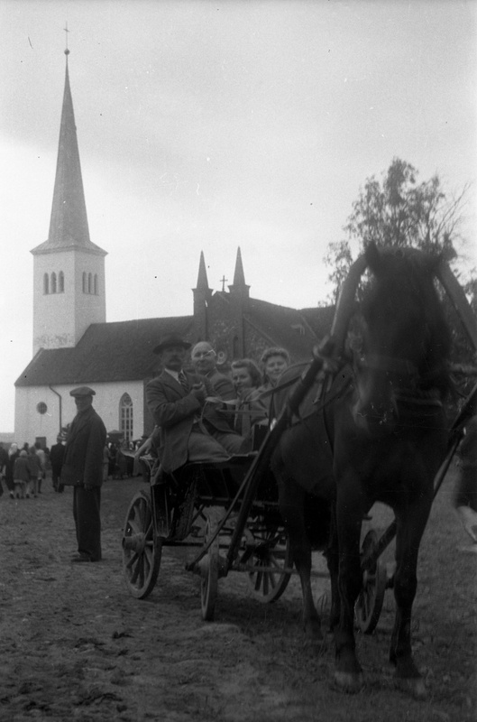 Perekond Kompus hobuvankril, taustal kirik (Kambja II leer)