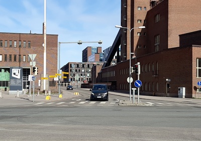 Vasemmalla Oy Alkoholiliike Ab:n (nyk. Oy Alko Ab) tehdas (nyk. Helsingin oikeustalo, Salmisaarentalo), Itämerenkatu 51 (nyk. Porkkalankatu 13). Oikealla Helsingin kaupungin sähkölaitoksen (nyk. Helsingin Energia) Salmisaaren voimala, Lauttasaarenkatu 11 (=Porkkalankatu 11). Keskellä Tallberginkatu. rephoto