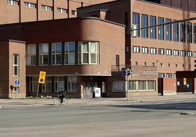 Lauttasaarenkadun ja Tallberginkadun risteys, Helsingin kaupungin sähkölaitoksen (nyk. Helsingin Energia) Salmisaaren voimalaitos, Lauttasaarenkatu 11 (=Porkkalankatu 11). rephoto