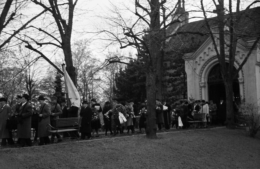 Läntinen hautausmaa (=Hietaniemen hautausmaa), vanhan kappelin edusta, August Adolf Eklundin hautasaatto.