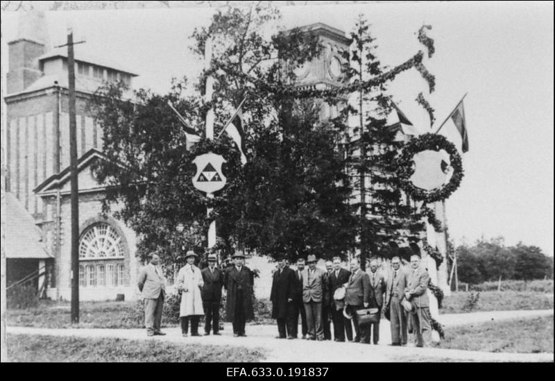 Ellamaa turba- ja elektrijõujaama juhtkond jaama 10. aastapäeva tähistamise ajal, vasakult 1. tööstuse juhataja V. Tõnisberg.