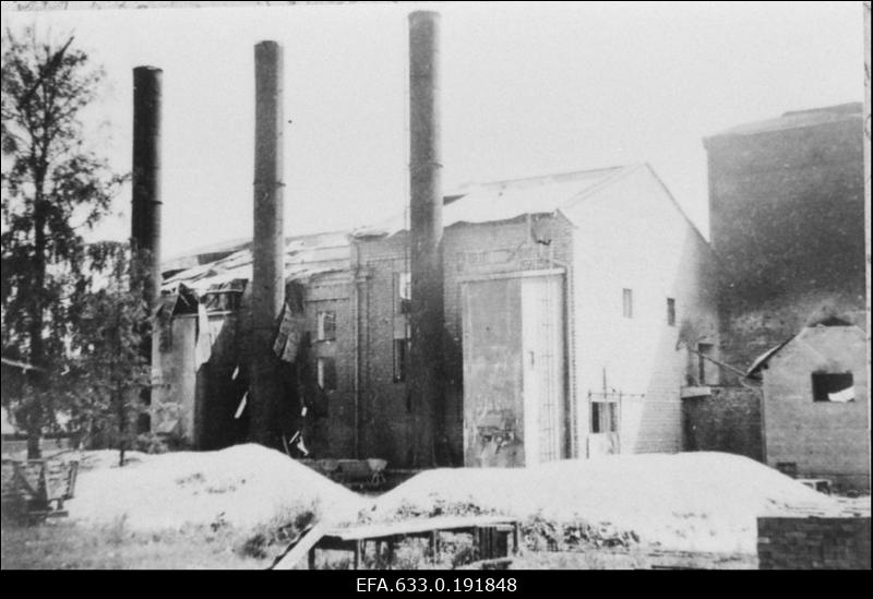 Vene vägede poolt purustatud Ellamaa elektrijaama katlamaja.