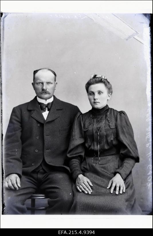 Vastemõisa valla Sandra küla Sandra talu peremees Tiit Sander ja tema abikaasa Miina Sander (neiuna Rosenberg, pärit Kõpu valla Tuhkja talust).
