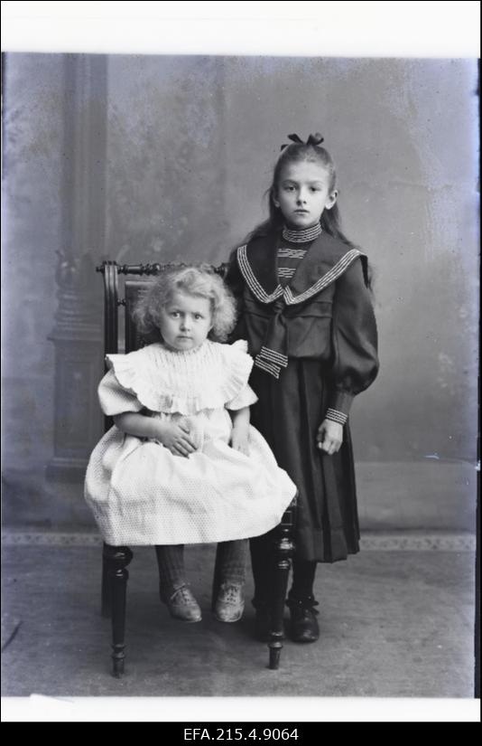 Kaks tüdrukut, (foto tellija Neissaar [Neissar]).