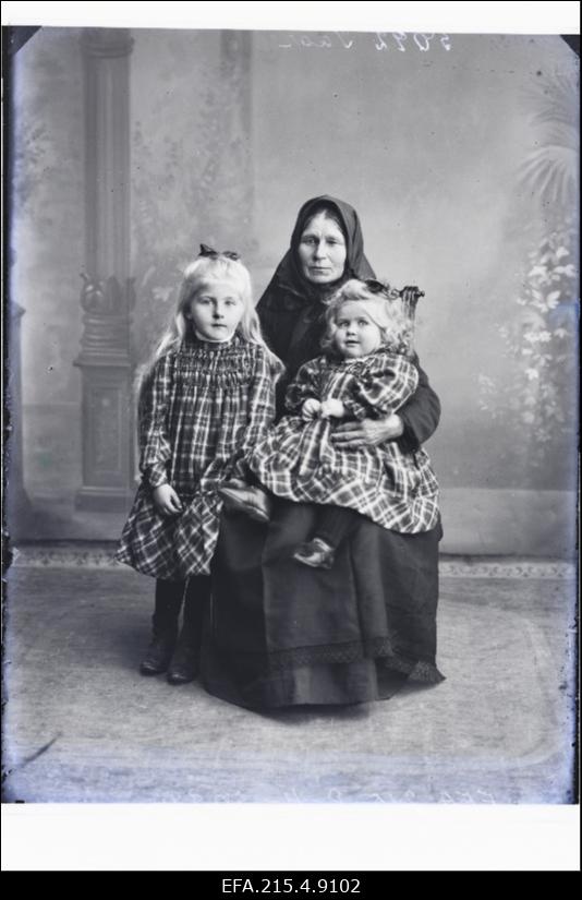 Vanaproua Taar tüdrukutega.