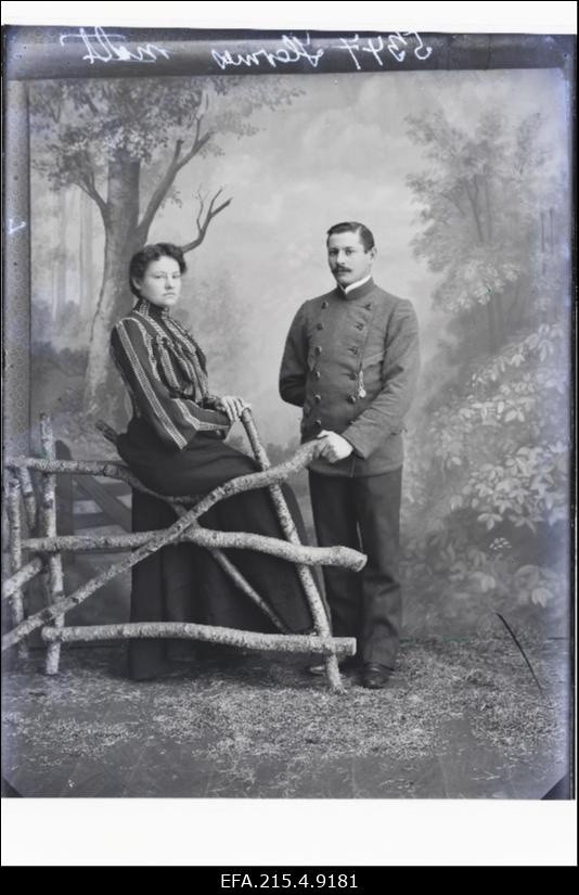 Riigiametnik Hermes abikaasaga.