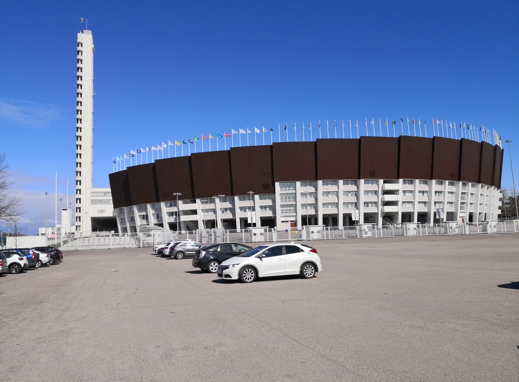 Helsingin olympiastadion olympialaisten aikaan. Yleisöä menossa stadionille. rephoto