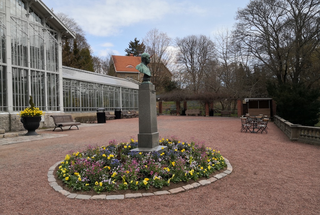 Helsingin Talvipuutarha on yleisölle avoin kasvihuone Helsingissä Eläintarhan alueella Töölönlahden pohjoispuolella osoitteessa Hammarskjöldintie 1 B. Tulppaanien keskellä kenraalimajuri Jakob Julius af Lindforsin rintakuva, jonka on vuonna 1909 veistänyt Walter Runeberg (1838 ? 1920). Talvipuutarhan rakennus rakennettiin alun perin kenraalimajurille, joka lahjoitti sen Suomen puutarhayhdistykselle. Rakennuksen suunnitteli arkkitehti Gustaf Nyström. Talvipuutarha avattiin yleisölle 1893. rephoto