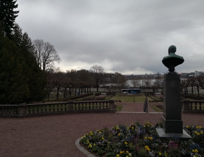 Kaupunginpuutarha, Eläintarha, näköala Töölönlahdelle. Taustalla mm. Linnunlaulun huviloita. rephoto