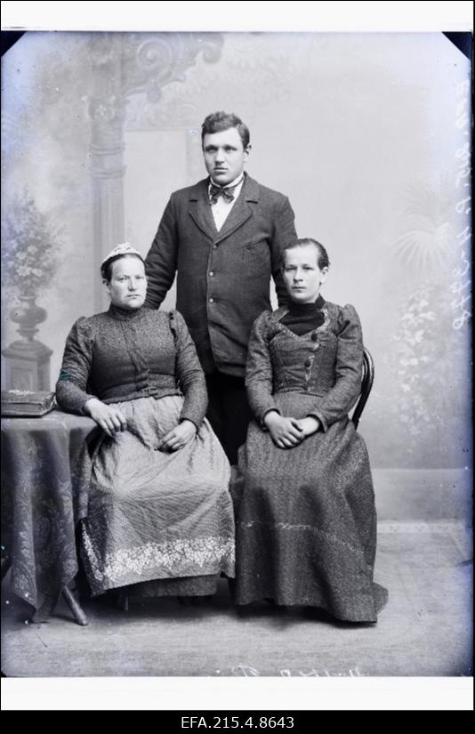 Grupp inimesi, (foto tellija Mari Reis).