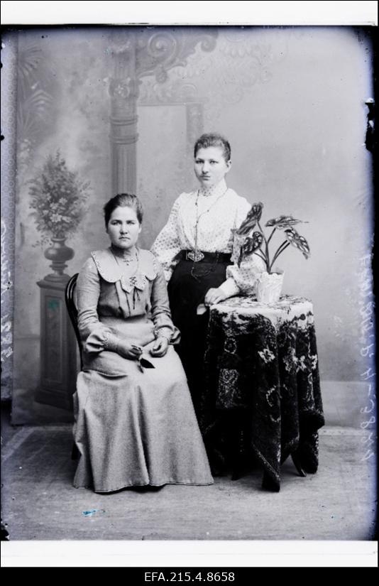 Kaks naist, (foto tellija Audowa [Audova]).