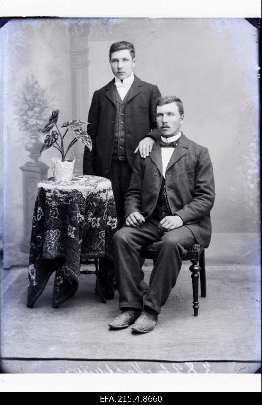 Kaks noormeest, vasakul Aleksander Mustkiwi (Mustkivi).