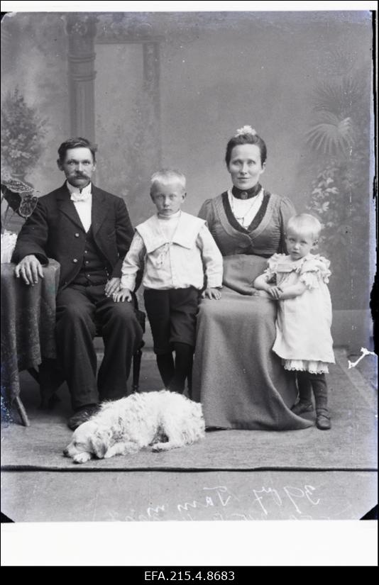 Perekond Tamm koeraga.