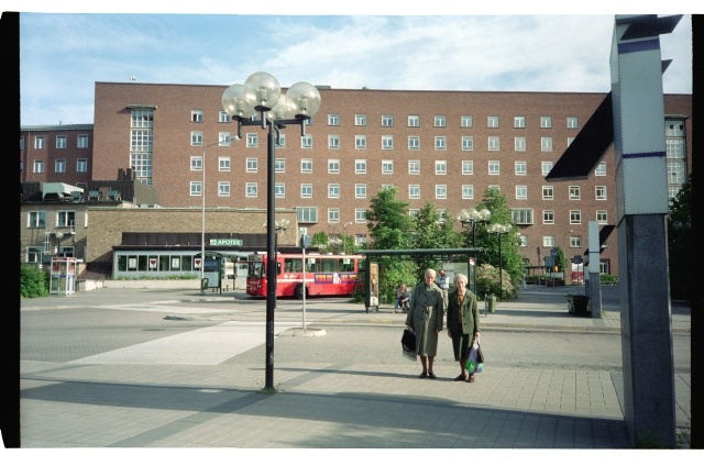 Helge ja Valve Teetlaus Stockholmis Karolinska haigla ees