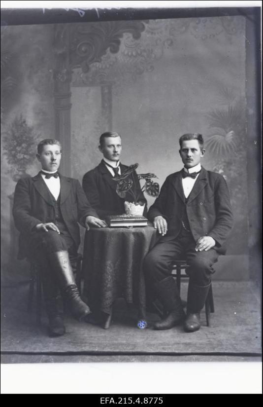 Grupp mehi, (foto tellija Palupson).