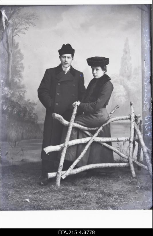 Mees naisega, (foto tellija Grünfeld [Grünfeldt]).