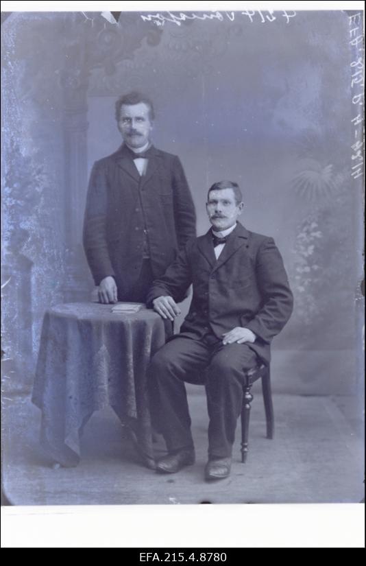 Kaks meest, (foto tellija Tõnisson).