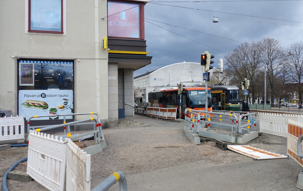 Ilmapallojen myyntiä vappuna 1934 HOK:n kulmassa, Turuntie (= Mannerheimintie 58) -Runeberginkatu 60. Kuvattu Runeberginkadulta. rephoto