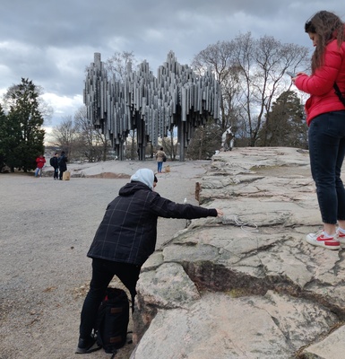 Matkailijoita katsomassa Sibelius-monumenttia Sibeliuksen puistossa. Kuvanveistäjä Eila Hiltunen. rephoto