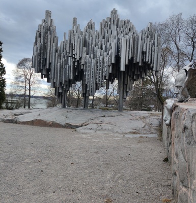 Matkailijoita katsomassa Sibelius-monumenttia Sibeliuksen puistossa. Kuvanveistäjä Eila Hiltunen. rephoto