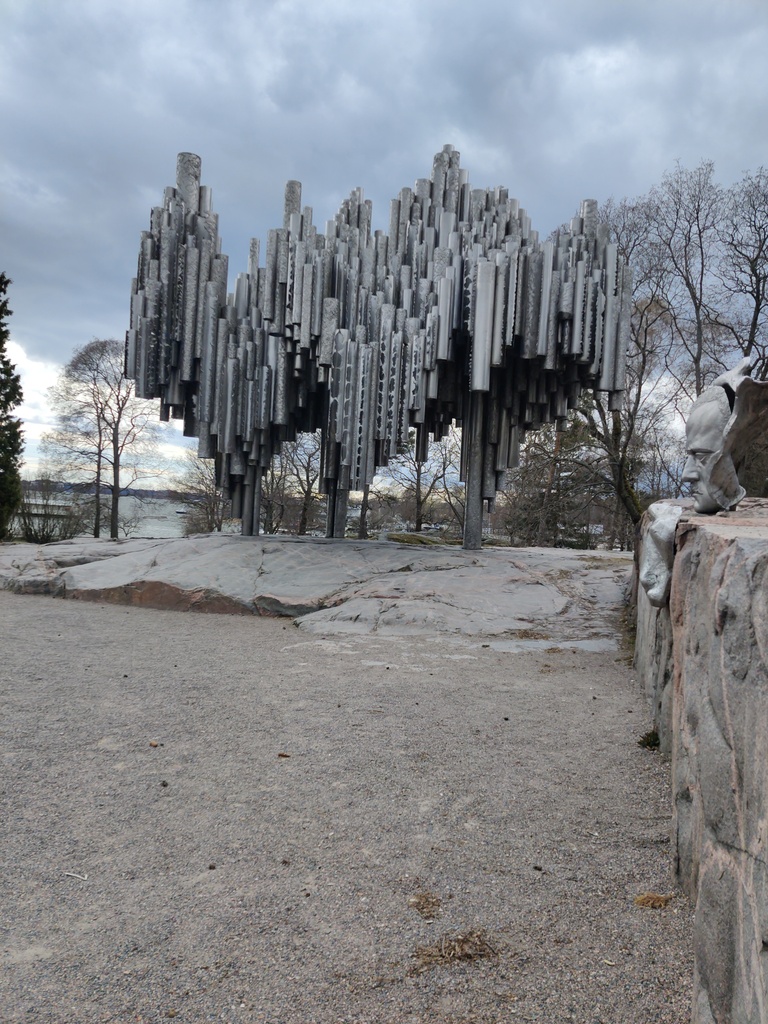 Matkailijoita katsomassa Sibelius-monumenttia Sibeliuksen puistossa rephoto