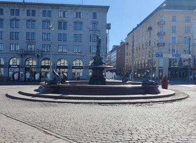 Havis Amanda, taustalla Eteläinen Esplanaadi katu 2 sekä Unioninkatu 26, 24, 22 ja 20. rephoto