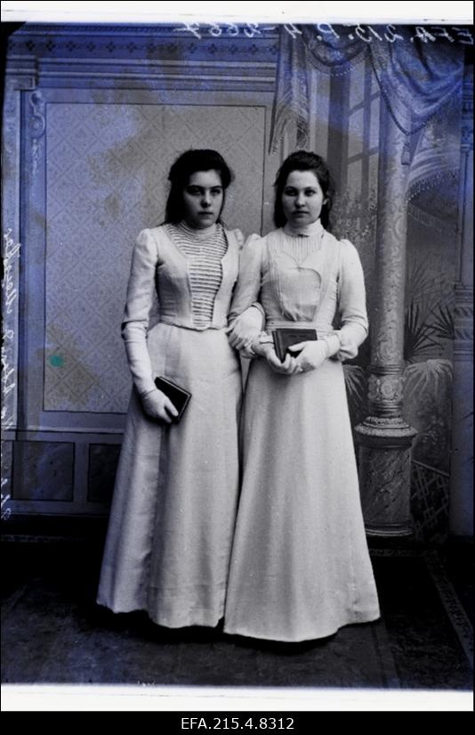 Leerilapsed Kata Martson (vasakul) ja Anna Meister.