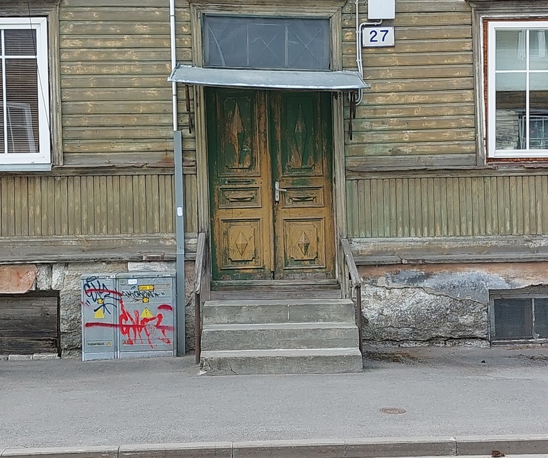 Pelgulinn: elamu Rohu 27 välisuks ja trepp rephoto