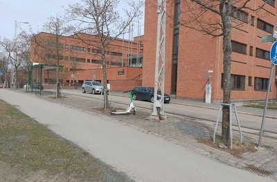 Ensi linja 3. Vironniemen päiväkodin lapsia ja aikuisia saapumassa Ensi linjan ja Wallininkadun kulmassa olevalle Suomen Kaupunkiliiton toimitalon (Kuntatalon) rakennustyömaalle rephoto