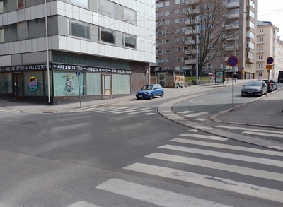 Toinen linja 35 (1960-luvun alussa purettu puurakennus, nyk. uudisrakennus rakennettu v. 1964). Nähtynä Alppikadulta. Taustalla Toinen linja 31 - Wallininkatu 5. rephoto
