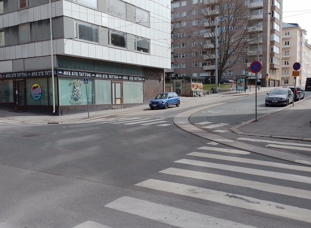 Toinen linja 35 (1960-luvun alussa purettu puurakennus, nyk. uudisrakennus rakennettu v. 1964). Nähtynä Alppikadulta. Taustalla Toinen linja 31 - Wallininkatu 5. rephoto