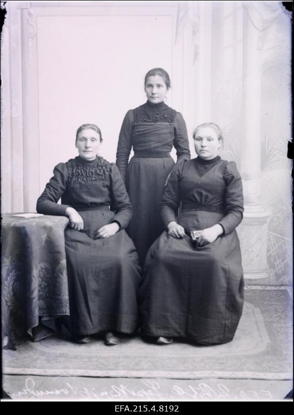 Grupp naisi, (foto tellija Lepik).