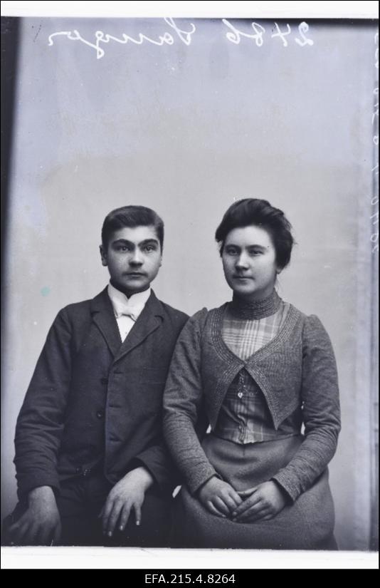Noormees ja neiu, (foto tellija Sauga).