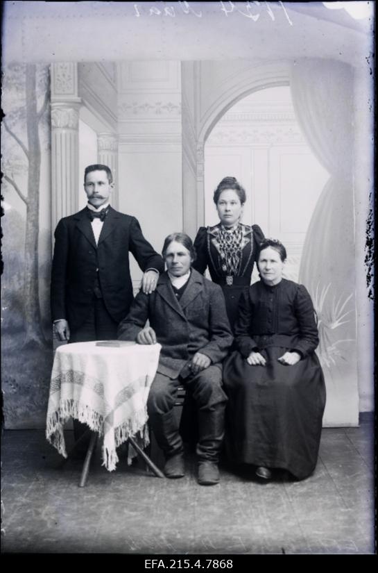 Perekond Naar, vasakult 1. Tõnis Naar.