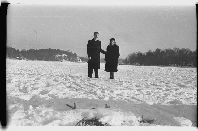 Hans Teetlaus ja Aliide Kolk talvisel jalutuskäigul Stockholmis