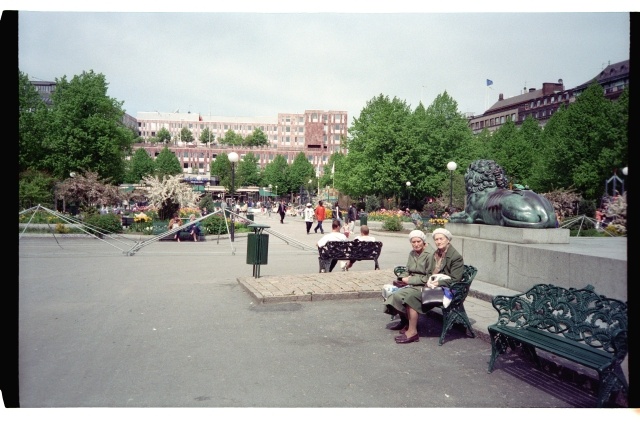 Helge ja Valve Teetlaus Stockholmis Kungsträdgårdenis