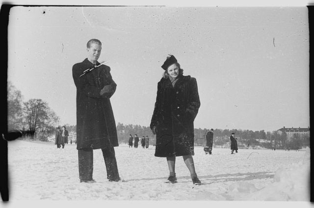 Hans Teetlaus ja Aliide Kolk talvisel jalutuskäigul Stockholmis