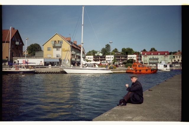 Hans Teetlaus Stockholmis sadamakail istumas