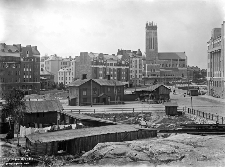 Agricolankatu 8 - Fleminginkatu 3, oikealla Agricolankatu 11. Keskellä Kaiku 9, nykyisen Karhupuiston kohdalla
