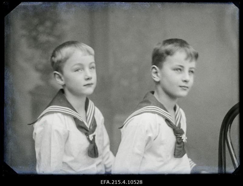 Kaks poissi, (foto tellija parun Wolf [Wolff]).