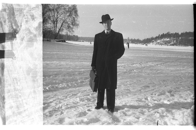 Hans Teetlaus ja Aliide Kolk talvisel jalutuskäigul Stockholmis