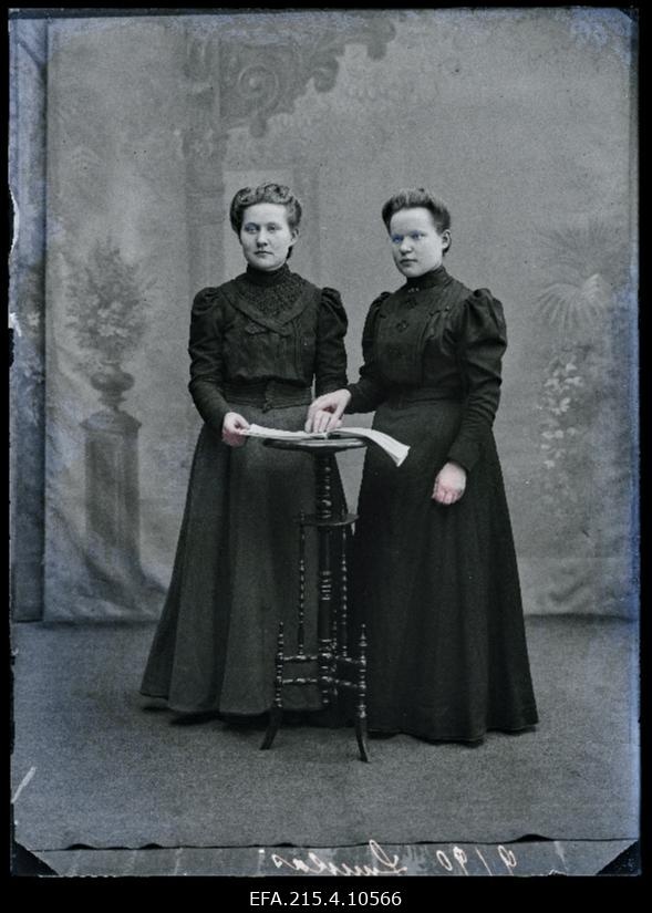 Kaks naist, (foto tellija Liisa Luukas Polli-Perakülast).