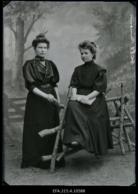 Kaks naist, (foto tellija Reimann).