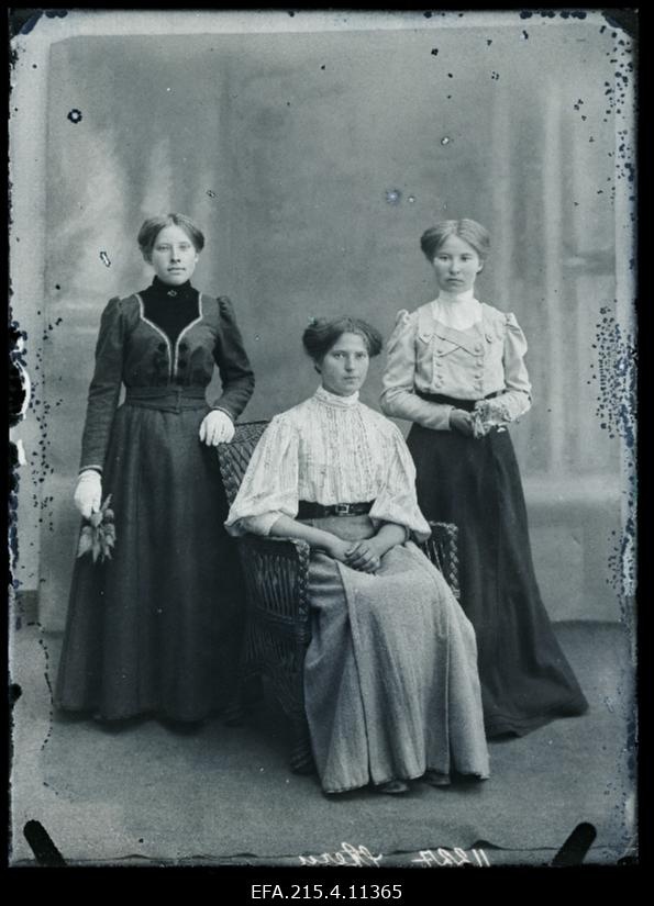 Grupp naisi, (foto tellija Stern).