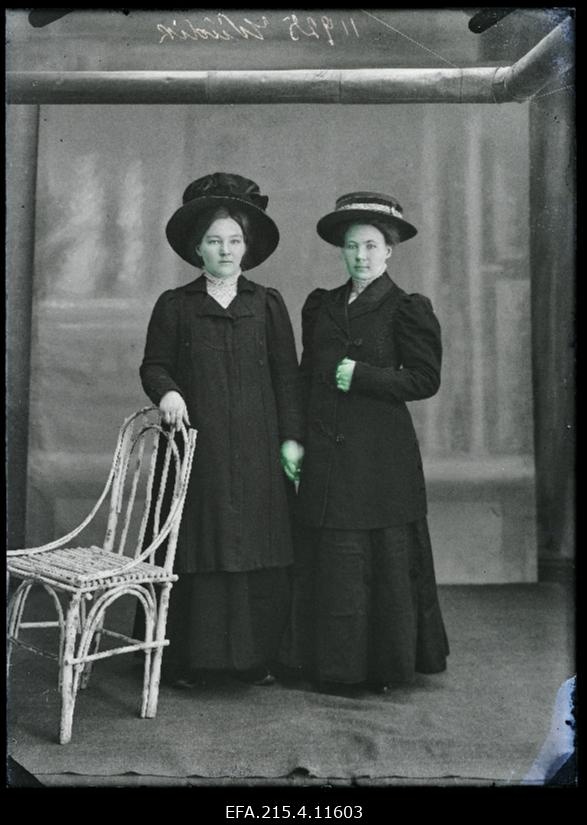 Kaks naist, (foto tellija Wiidik [Viidik]).