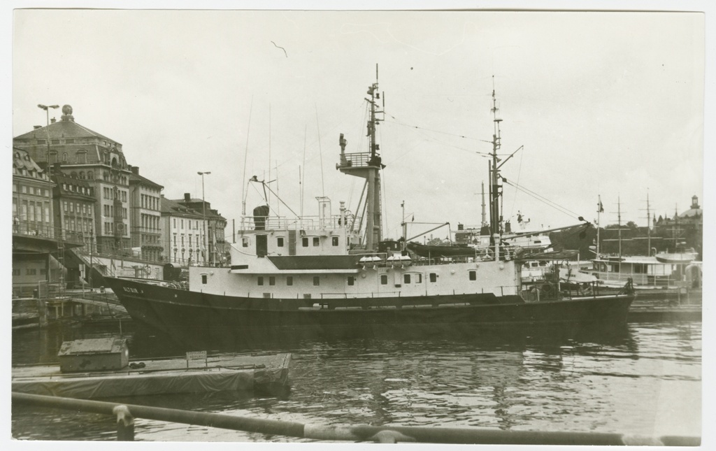 Stockholmi kesklinnas Slussenis ujuvkai ääres seisev uurimislaev "Altair"