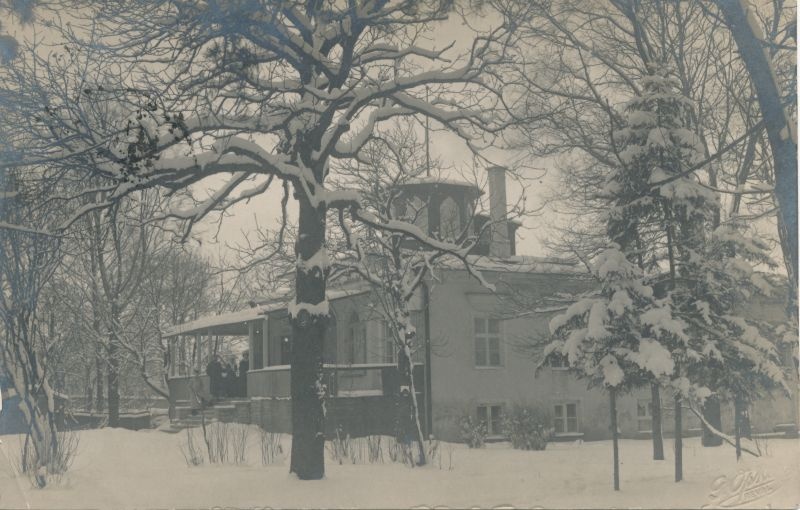 Foto. A. Laikmaa ja seltskond maja trepil. Jõuluõnnitlus. 1906.