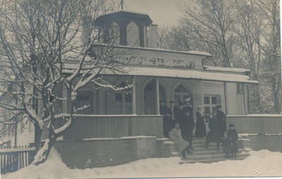 Foto. A. Laikmaa ja seltskond maja trepil. 1906.  duplicate photo