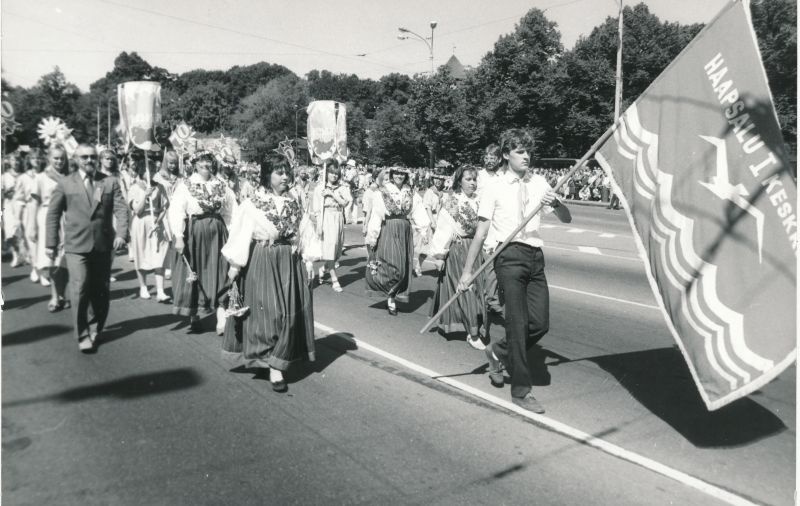 Foto. ENSV VI koolinoorte laulu- ja tantsupidu Tallinnas 2.-5.juulil 1987.a. Haapsalu esindajad paraadil. Haapsalu I Keskkool.
Foto: Elmar Ambos.